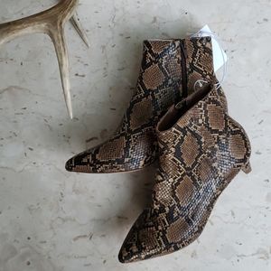 Ankle boots in faux leather with pointed toes